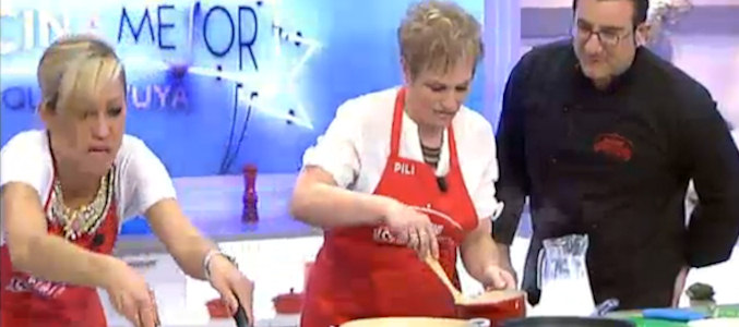 Sergio Fernández observa como cocinan Luján Argüelles y su madre