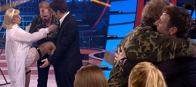 Abrazos tras la imitación de Flo a Joe Cocker