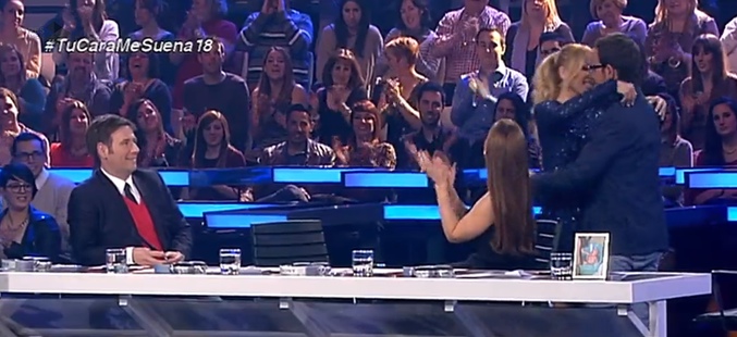 Captura de imagen del abrazo entre Marta Sánchez y Àngel Llàcer en &#39;Tu cara me suena&#39;