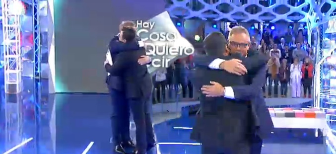 Captura de imagen del abrazo de Jordi González y Jorge Javier Vázquez en 'Hay una cosa que te quiero decir'