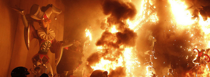 Ninots ardiendo en las Fallas de Valencia