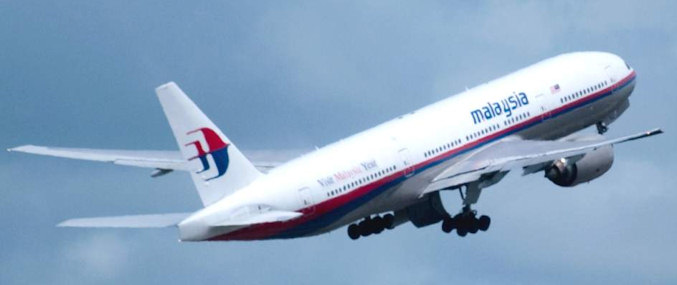 Un avión de Malaysia Airlines sobrevuela el cielo tras despegar