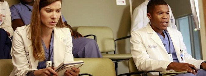 Tessa Ferrer y Gaius Charles en 'Anatomía de Grey'