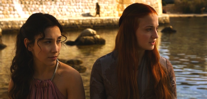 Sibel Kekilli y Sophie Turner como Shae y Sansa en 'Juego de Tronos'