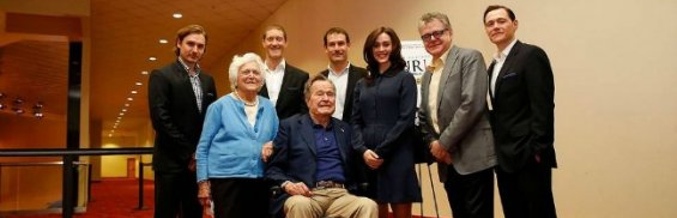 George H. W. Bush junto a su esposa Barbara y el elenco de 'Turn'