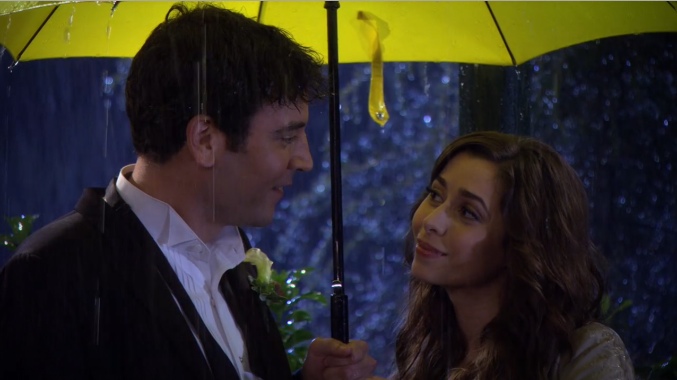 Ted y Tracy se encuentran bajo el paraguas amarillo