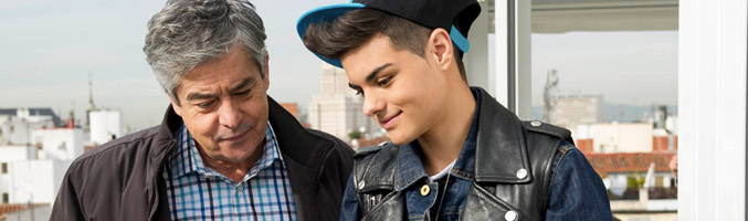 Carlos Iglesias con el cantante Abraham Mateo, cameo en 'B&b, de boca en boca'