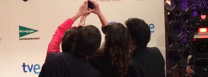 El jurado y la presentadora de 'MasterChef' hace un "selfie" en la presentación de la segunda edición