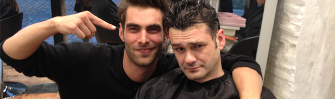 Iñaki López con el modelo vasco Jon Kortajarena