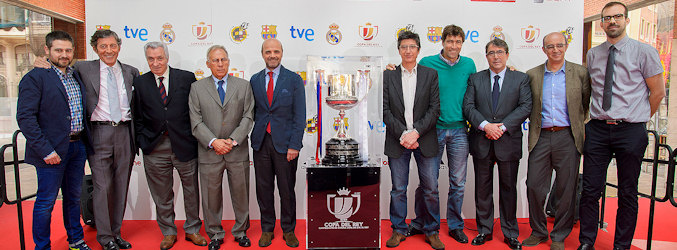 Los asistentes a la rueda de prensa de RTVE posan junto a la Copa del Rey