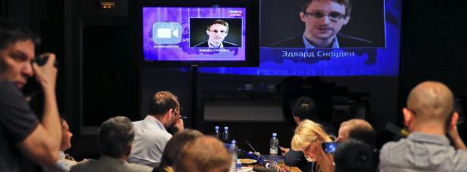 Periodistas siguiendo el momento en el que Snowden aparece en la comparecencia anual de Putin