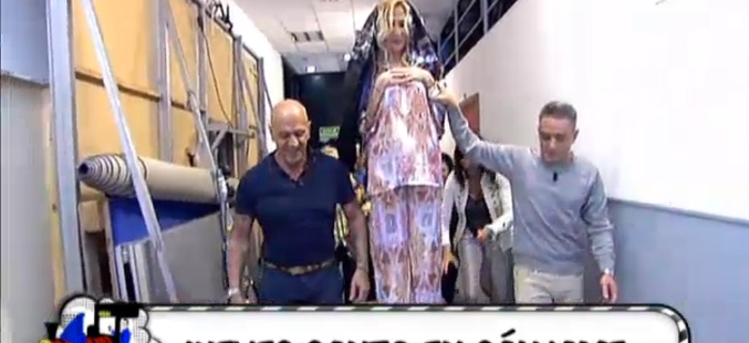 Rosa Benito aupada como una Virgen en &#39;Sálvame&#39;