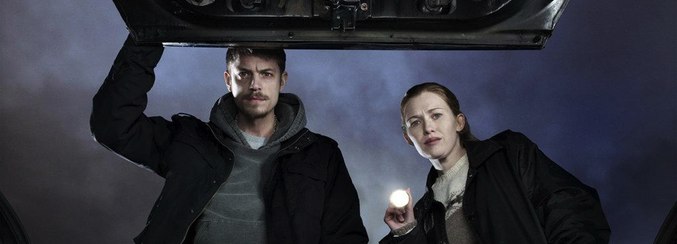 Joel Kinnaman y Mireille Enos en una imagen promocional de 'The Killing'