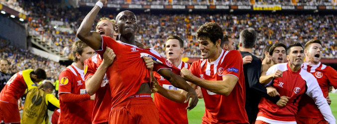 Jugadores del evilla arropan a Mbia tras marcar el gol que metió al Sevilla en la final de la Europa League