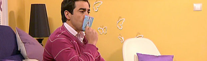 Amador besa un cromo de Iniesta en 'La que se avecina'