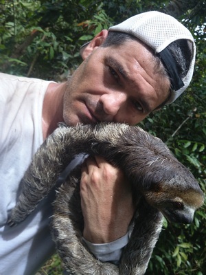 Frank Cuesta con un oso perezoso