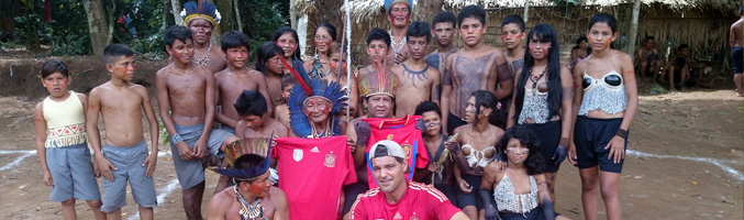 Frank Cuesta con la camiseta de La Roja, rodeado de los integrantes más jóvenes de las tribus