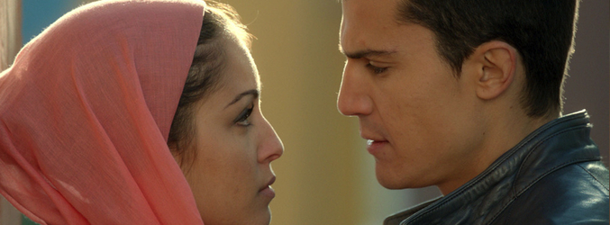 Hiba Abouk y Álex González en 'El Príncipe'