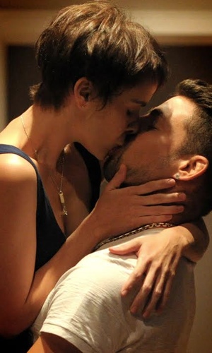 Débora Falabella y Cauã Reymond, dos jóvenes enamorados desde la infancia