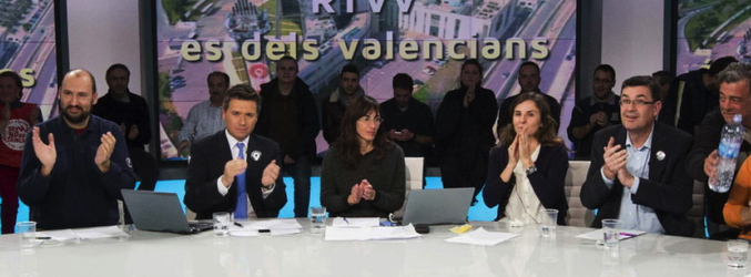 Los trabajadores de Canal 9 asaltaron el plató de los informativos en directo