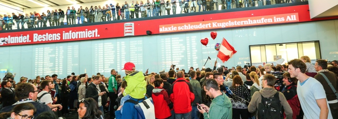 Miles de personas se han reúnido para arropar a Conchita en su llegada a Austria