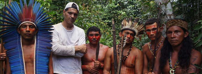 Frank Cuesta con jóvenes de la tribu Dessana en 'Wild Frank'