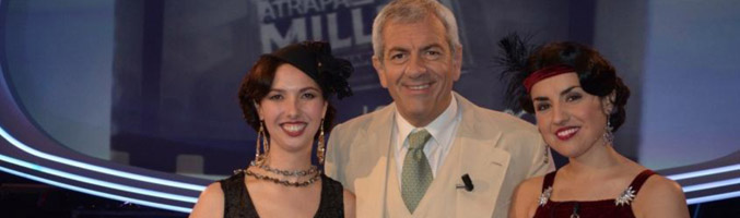 Carlos Sobera junto a las concursantes Jacinta y Ana en el especial &quot;Locos años 20&quot;
