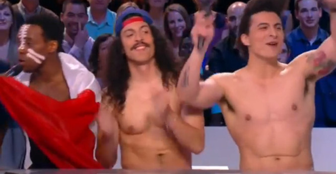 Los integrantes de Twin Twin cantan y bailan desnudos en el plató de "Le Grand Journal"