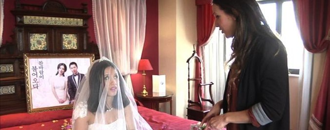 Adela junto a una joven china en la nueva entrega de '21 Días'