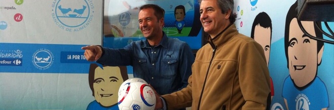 Manu Carreño y Manolo Lama durante la rueda de prensa de presentación del "Balón Solidario"