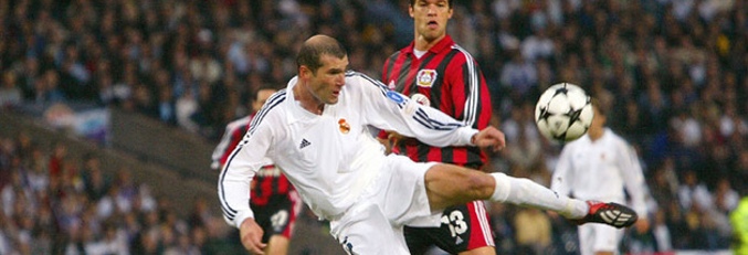 Zinedine Zidane fue uno de los goleadores en la final de 2002
