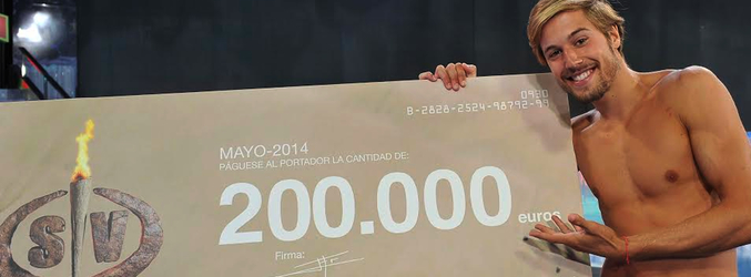 Abraham García, ganador de 'Supervivientes 2014', posa con el cheque de su premio