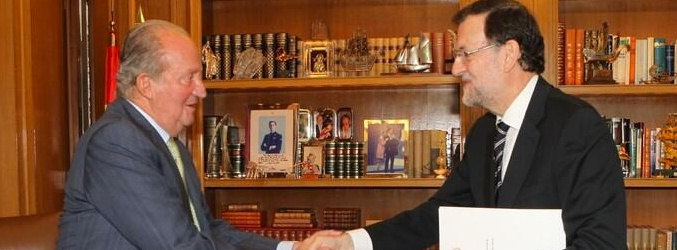 El Rey le entrega su renuncia a Mariano Rajoy
