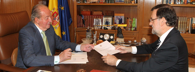 Don Juan Carlos oficializa su abdicación ante Mariano Rajoy