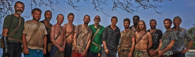 Bear Grylls con los concursantes de 'The Island with Bear Grylls'