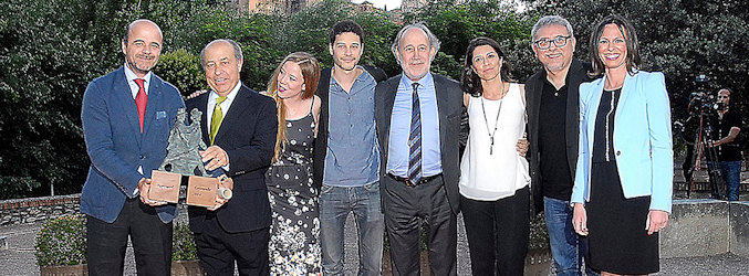 Ignacio Corrales, Jauma Banacolocha, Jordi Frades y algunos actores de 'Isabel' recogen el Premio Prestigio Turístico Nacional