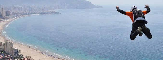 Un saltador se tira desde el Hotel Bali de Benidorm
