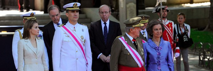 Los Príncipes de Asturias junto a los Reyes de España durante el desfile del Día de las Fuerzas Armadas