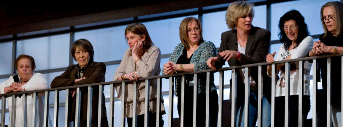 Las madres de los aspirantes observan a sus hijos cocinar