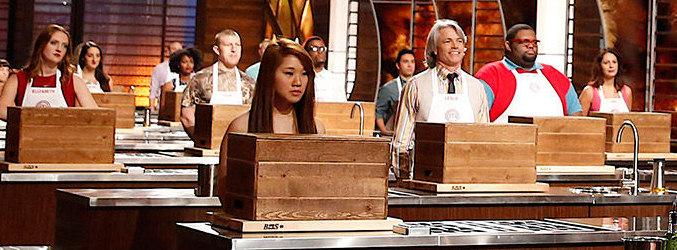 Los concursantes de 'MasterChef' esperan a abrir su caja misteriosa para cocinar