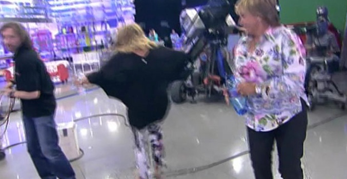 Momento de la caída de Lydia Lozano