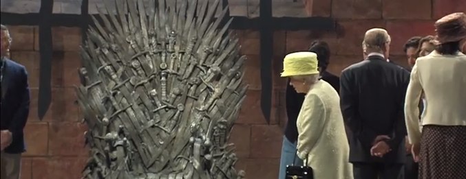 La Reina Isabel II observa el Trono de Hierro durante la visita