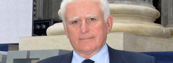 Paolo Vasile en la entrada de la Bolsa