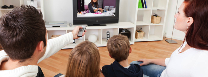 Una familia se reúne para ver la televisión