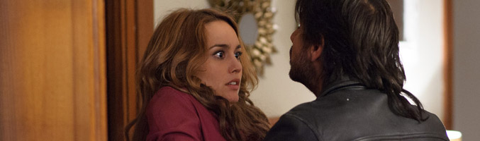 Megan Montaner y Antonio Hortelano en una secuencia del penúltimo capítulo de 'Sin identidad'