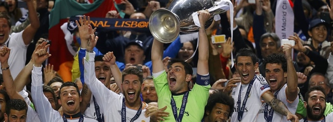Iker Casillas levanta la Copa de Europa conseguida por el Real Madrid esta temporada