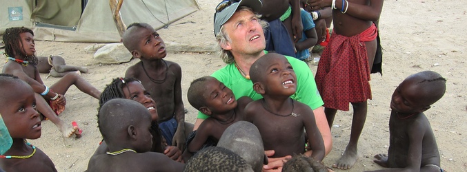 Jesús Calleja junto a niños africanos