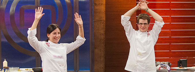 Vicky y Mateo alzan sus brazos tras terminar sus platos