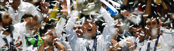 Los jugadores del Real Madrid levantan la copa conseguida en Lisboa