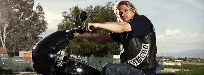 El actor Charlie Hunnam interpretando a Jax